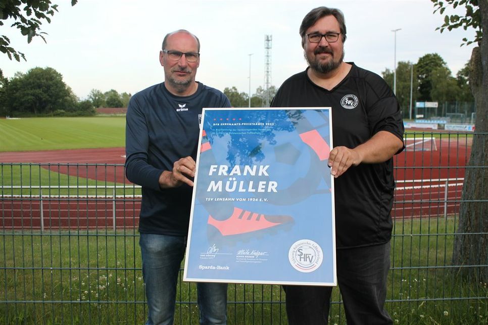„Solche Leute wie Dich brauchen wir“, sagte Axel Rohde (re.) als Mitglied des Ehrenamtsausschuss im SHFV. Er überreichte Frank Müller den DFB-Ehrenamtspreis und sprach ihm Respekt und Anerkennung aus.