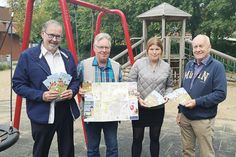 Stockelsdorfs Bürgermeisterin Julia Samtleben freut sich über den gelungenen Kinderstadtplan, den Ralf Labeit (v.l.), Karl-Ludwig Tretau und Jens Andermann vom SPD-Ortsverein für die Großgemeinde herausgebracht haben.