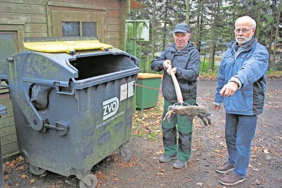Unglaublich! Jemand hat ein totes Tier in der Plastiktonne auf dem Schönwalder Friedhof entsorgt. Dieter Achtenberg (re.) und Klaus-Jürgen Bünning sind fassungslos.