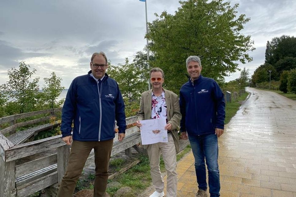 Bürgermeister Mirko Spieckermann, Tourismusausschussvorsitzender Dirk Cremer und Stephan Reil vom Tourismus-Service (v. lks.) an einem der drei Ruheplätze.