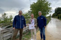 Bürgermeister Mirko Spieckermann, Tourismusausschussvorsitzender Dirk Cremer und Stephan Reil vom Tourismus-Service (v. lks.) an einem der drei Ruheplätze.