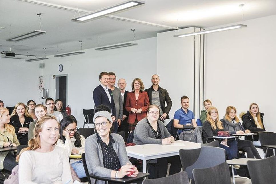 Im Kreis der THL-Studierenden (v.l.): Dr. Uwe Brinkmann, Prof. Dr. Oliver Rentzsch (TH Lübeck), Dieter Witasik (Bad Schwartau Stadtmanagement), Prof. Dr. Sabine Framke (TH Lübeck) und Prof. Dipl.-Ing. Stephan Wehrig (TH Lübeck). (Fotos: TH Lübeck)
