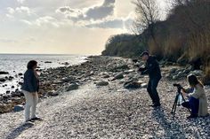 Am Strand nahe des Yachthafens in Grömitz: Astrid Faehling vom Frauenwerk, Dirk Tostmann und Kantorin Lena Sonntag (v. lks.).