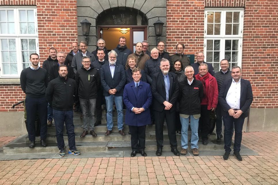 Claus Baunkjaer, Direktor des dänischen Bauherren Femern A/S, hat die Vertreter von 22 holsteinischen Unternehmen in Empfang genommen und vom Baufortschritt des Projekts in Dänemark berichtet.