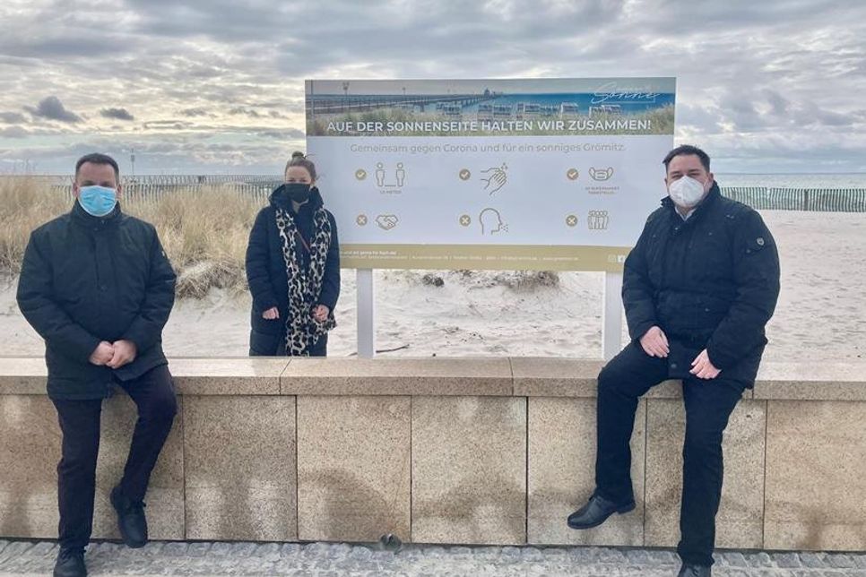 Mark Burmeister, Jacqueline Felsmann und Stefan Krieger (v. lks.) bereiten die Saison 2021 gemeinsam vor – für Grömitzer*innen und die zahlreichen Gäste.