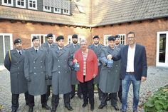 Rund um den Volkstrauertag sind die Soldaten der 4. Kompanie aus Eutin um „Spieß“ Dirk Reichenbach (l.) in ihrer Patengemeinde Ratekau unterwegs und bitten um Spenden. Als ­erste Spender leisteten Ratekaus Bürgervorsteherin Gaby Spiller und Verwaltungschef Thomas Keller wieder ihren Beitrag. (Foto: Setje-Eilers)