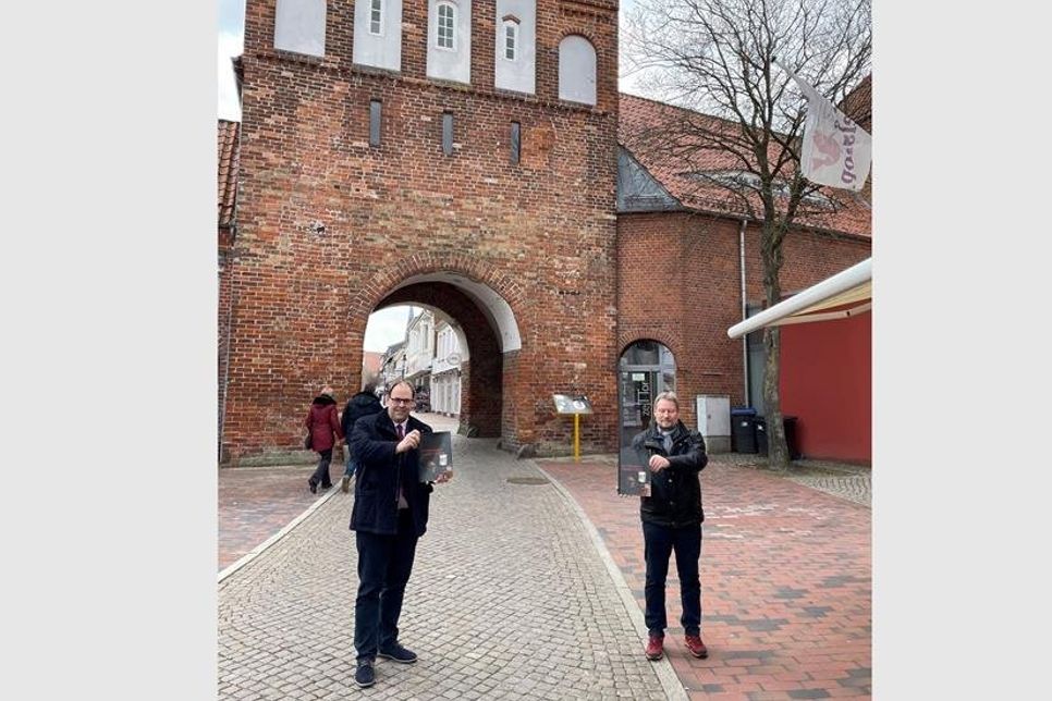 Bürgermeister Mirko Spieckermann (lks.) mit Heiko Nellies, der die Schätze betreut.