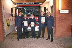 Für langjährige aktive Mitgliedschaft in der Freiwilligen Feuerwehr überreichten Ortswehrführer Markus Thiel (r.) und sein Stellvertreter Marc Papendorf (l.), Ehrungen an Rolf-Peter Magnussen (2.v.r.), Dennis Gredig und Sandra Helbig. (Foto: Albrecht)