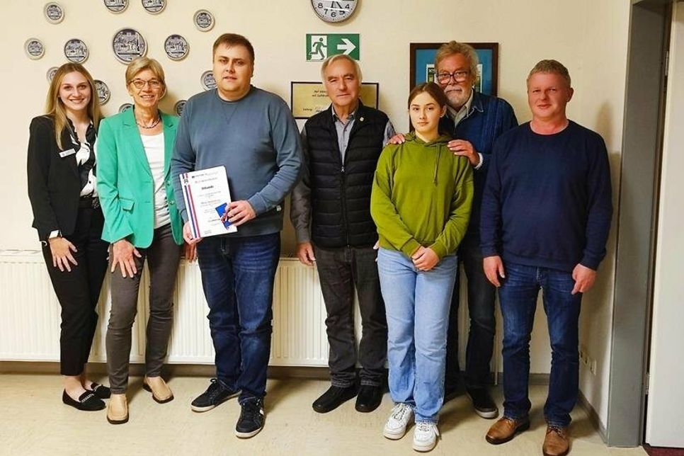 Henrika Mews (Sparkasse Holstein), Birgit Kamrath-Beyer (1. Vorsitzende KSV Ostholstein), Malte Venneberg (Moin! Vereinsheld des Monats September), Jürgen Fischer (Beisitzer Breitensport KSV OH), Annabelle Berg (Lensahner Schützengilde), Wolfgang Pink (2. Ältermann Lensahner Schützengilde), Sönke Schöning (Jugendwart Lensahner Schützengilde) (v.  lks.).