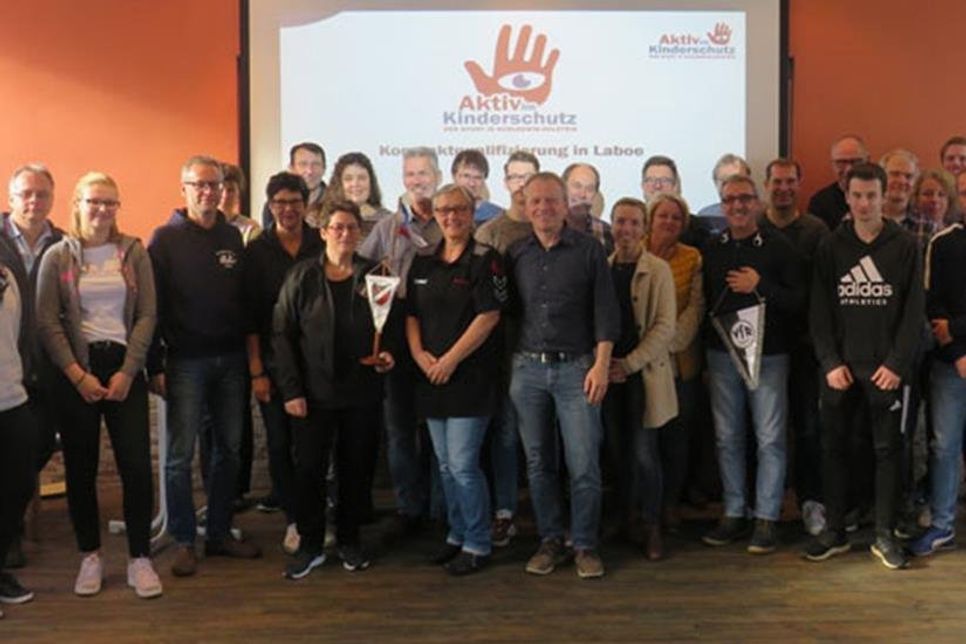In einer Fortbildung unter der Leitung von Finn-Lasse Beil von der Sportjugend Schleswig-Holstein setzten sich Teilnehmer aus Laboer Vereinen intensiv mit dem Thema Kinderschutz auseinander. Foto: Winkler
