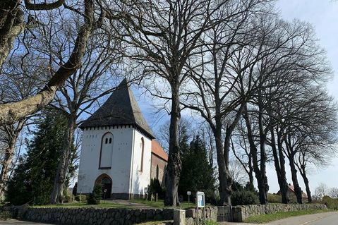 Von alten Linden umringt: die ehemalige Wallfahrtskirche St. Marien.