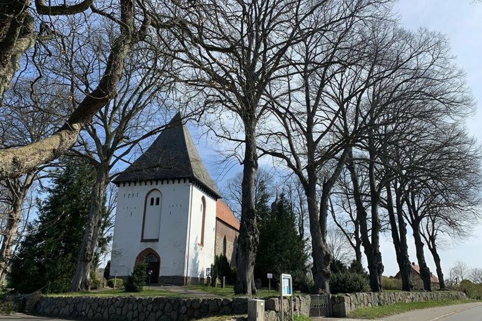 Von alten Linden umringt: die ehemalige Wallfahrtskirche St. Marien.