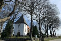 Von alten Linden umringt: die ehemalige Wallfahrtskirche St. Marien.
