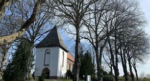 Von alten Linden umringt: die ehemalige Wallfahrtskirche St. Marien.