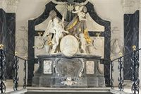 Blick ins Mausoleum mit dem opulenten Grabmal des Grafen Brockdorff.