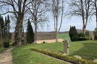 Der Kirchhof mit seinem alten Baumbestand lädt zum Verweilen ein.