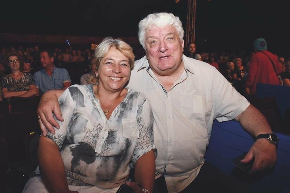 Zirkus-Fan Hans Meiser mit seiner Frau Angelika beim Besuch des Zirkus Krone in Bad Segeberg.