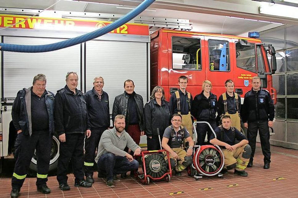 Stephan Willert, Ortswehrführer der Freiwilligen Feuerwehr Sierksdorf (2. v. lks.), Henrick Kazanczuk vom Hansa-Park (4. v. lks.), Dr. Jan-Philipp Ruge vom Hansa-Park (vorne lks.).