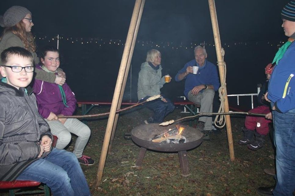 Stockbrot-Grillen mit den Pfadfindern.
