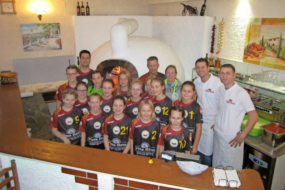Dass die Pizza im heißen Steinofen gebacken frisch wird, bekamen die Spielerinnen beim Fototermin im Pizza-Haus Neustadt hautnah zu spüren.