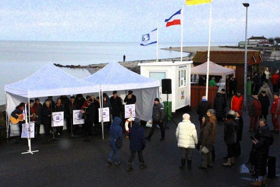 Der Shanty-Chor „Ole Schippn“ aus Laboe begleitete die Feier musikalisch