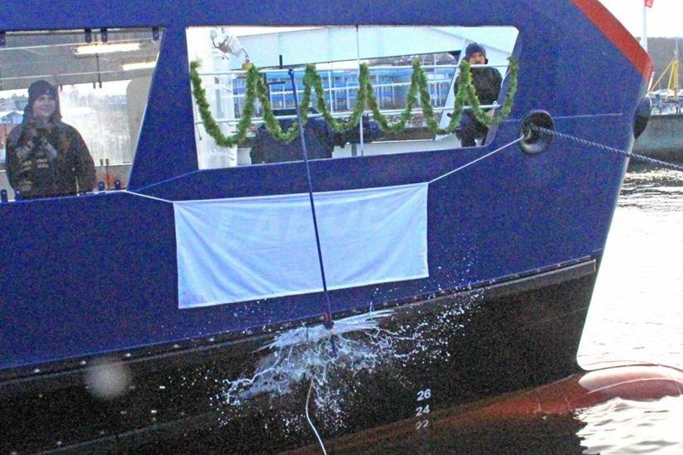 Erst beim zweiten Versuch zerschellt die Sektflasche an der Scheuerleiste