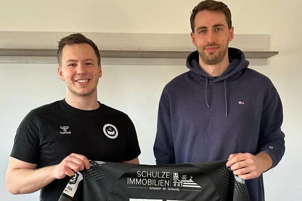 Jasper Bruhn (re.) mit Johann Plate, Geschäftsführer der Spielbetriebsgesellschaft.