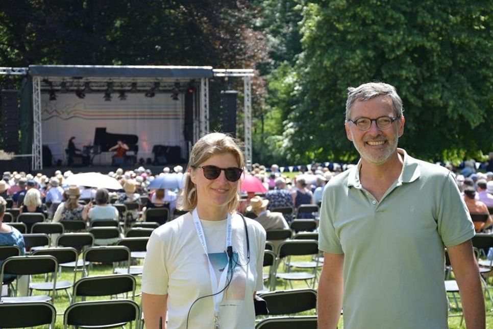 Hannah Bregler (Projektleitung) und Dr. Christian Kuhnt (Intendant) des SHMF am vergangenen Wochenende beim Auftakt.