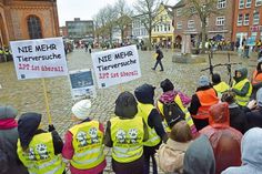 Tierversuchsgegner bildeten vor der Nikolaikirche eine Menschenkette, um auf das durchaus vermeidbare Leid unserer Mitgeschöpfe aufmerksam zu machen.