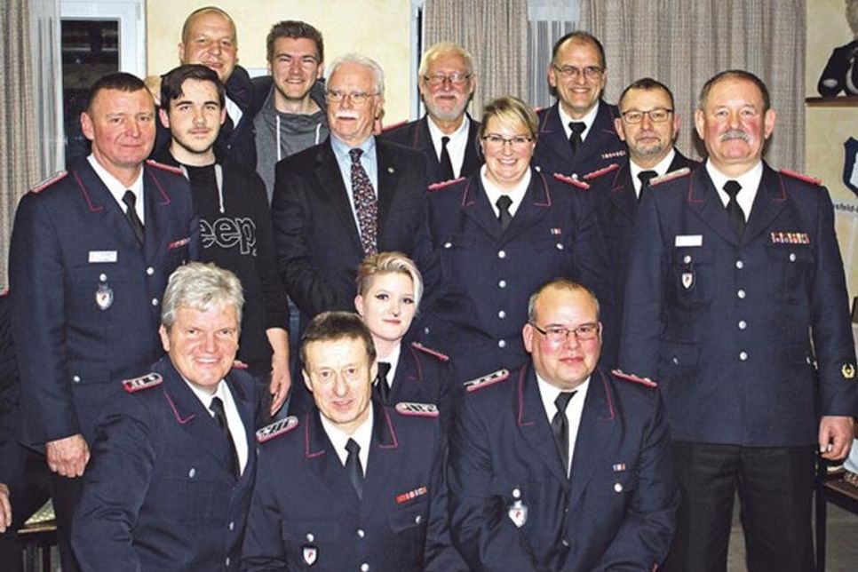 Die Geehrten: Frank Mielke, Tobias Hundt, Felix Rentzsch, Thies Ehlers, bürgermeister Eberhard Rauch, Peter Kühl, Katja Martin, Thomas Ehlers, Olaf Simon, Andreas Riemke sowie Volker Martin, Thomas Mielke, Johanna Martin, Lars Johannsen.