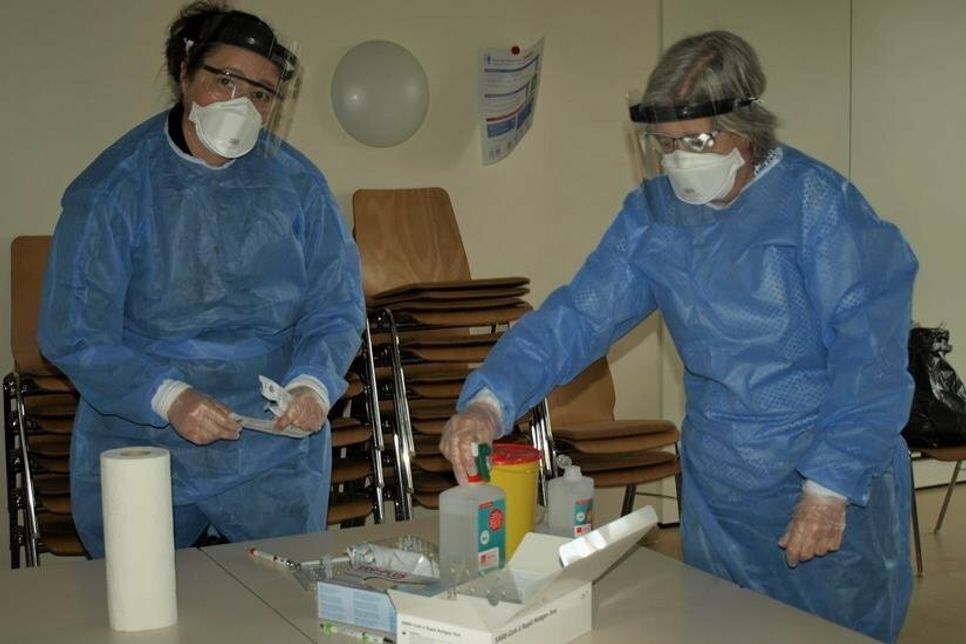 Das Team der Einhorn-Apotheke aus Schönwalde bieten noch bis Ende Juli Schnelltests im Kirchengemeinderaum an. Aufgrund sinkender Nachfrage und höheren Anforderungen, die einen großen finanziellen und organisatorischen Aufwand erfordern, wird dieser Service eingestellt.