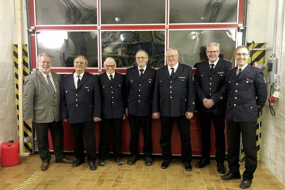 Bürgermeister Rainer Holtz, die Jubilare Bernd Reher, Joachim Oldenburg, Heinz Pries und Wilhelm Kurth sowie Gemeindewehrführer Kai-Wilhelm Garken und Ortswehrführer Torben Kurth (v. lks.).