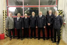 Bürgermeister Rainer Holtz, die Jubilare Bernd Reher, Joachim Oldenburg, Heinz Pries und Wilhelm Kurth sowie Gemeindewehrführer Kai-Wilhelm Garken und Ortswehrführer Torben Kurth (v. lks.).
