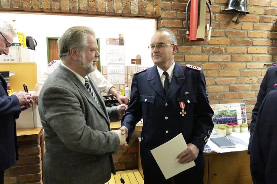 Bürgermeister Rainer Holtz überreicht Hans-Walter Kurth das Brandschutz-Ehrenzeichen am Bande in Gold für 40 Jahre.
