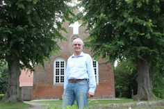 Manfred Manthey vor „seiner“ St. Jürgen-Kirche in Grube. Als Küster war er 19 Jahre lang der „Mann für alle Fälle“.