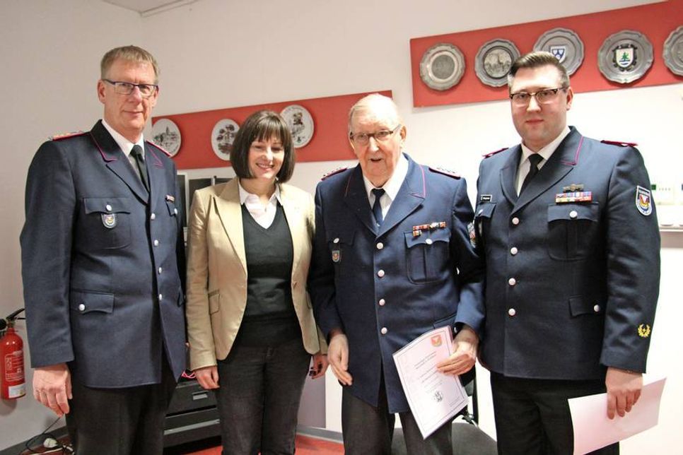 Helmut Lübker (2. v. re.) wurde für seine 70-jährige Mitgliedschaft in der Feuerwehr Neustadt von stellvertretendem Gemeindewehrführer Dirk Grönzin, Bürgermeisterin Dr. Tordis Batscheider und Gemeindewehrführer Alexander Wengelewski (v. lks.) geehrt.