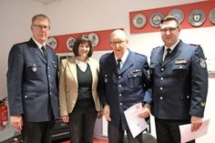 Helmut Lübker (2. v. re.) wurde für seine 70-jährige Mitgliedschaft in der Feuerwehr Neustadt von stellvertretendem Gemeindewehrführer Dirk Grönzin, Bürgermeisterin Dr. Tordis Batscheider und Gemeindewehrführer Alexander Wengelewski (v. lks.) geehrt.