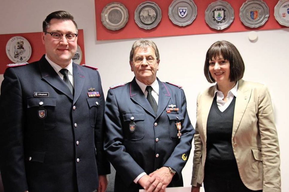 Ehrengemeindewehrführer Reinhard Schloer (Mi.) erhielt für 50 Jahre aktiven Feuerwehrdienst das Brandschutzehrenzeichen in Gold am Bande von Dr. Tordis Batscheider und Alexander Wengelewski.
