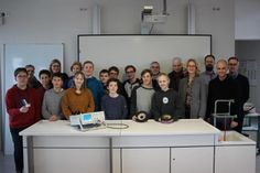 Die beteiligten Schüler und Lehrer des Küstengymnasiums mit den Besuchern vom Rotary Club bei einer ersten Präsentation ihrer Arbeiten.