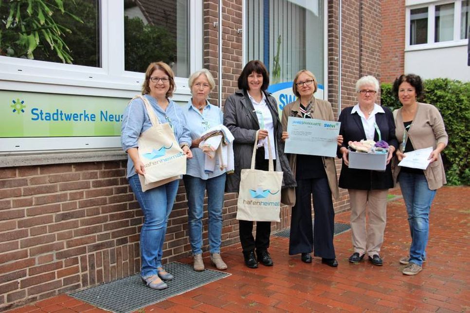 Die Projektpartner: Andrea Elisabeth Brunhöber (Hafenheimat), Vorstandsmitglied des Kinderschutzbundes Monika Rieth, Bürgermeisterin Dr. Tordis Batscheider, Stadtwerkeleiterin Vera Litzka, Strickgruppen-Mitglied Hannelore Sähn und Familienzentrumsleiterin Katja Kirschall (v. lks.).