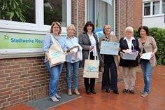 Die Projektpartner: Andrea Elisabeth Brunhöber (Hafenheimat), Vorstandsmitglied des Kinderschutzbundes Monika Rieth, Bürgermeisterin Dr. Tordis Batscheider, Stadtwerkeleiterin Vera Litzka, Strickgruppen-Mitglied Hannelore Sähn und Familienzentrumsleiterin Katja Kirschall (v. lks.).