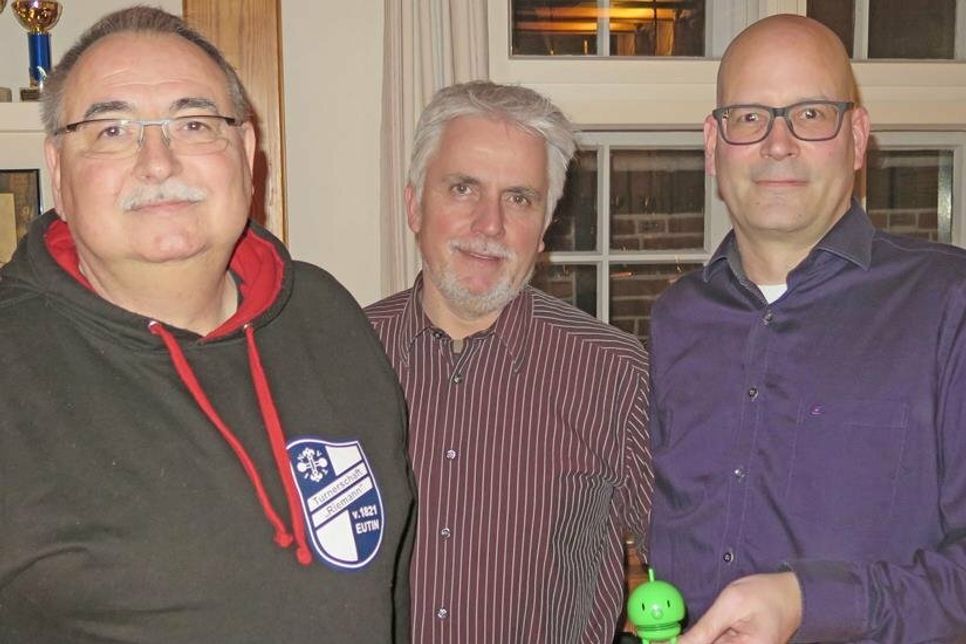 Timo Hantel gemeinsam mit Bürgermeister Sven Radestock (Mi.) und dem Vorsitzenden der TS Riemann, Winfried Ebner (li.).