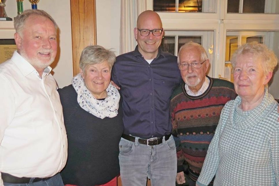 Gemeinsam mit dem Vorsitzenden Timo Hantel (Mitte) blickt der Vorstand des TSV Fissau zuversichtlich in die Zukunft: Thomas Schlüter, Christel Zettler, Christian Linke und Schriftführerin Renate Buchholz (v.li.). Es fehlt: Christian Anders.
