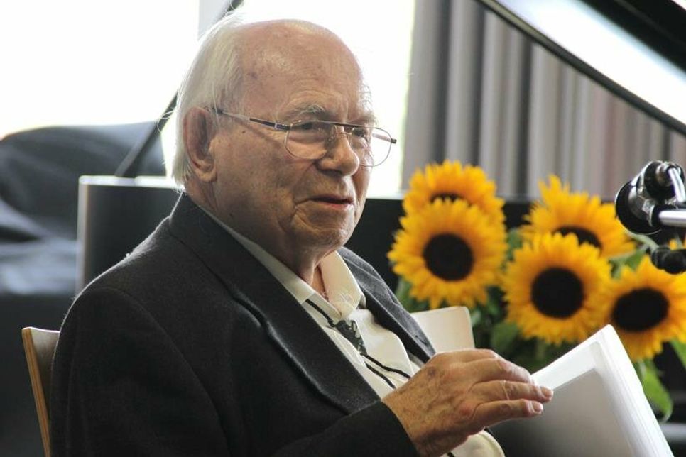 Kay Hoff 2014 beim Festakt zu seinem 90. Geburtstag im Küstengymnasium.