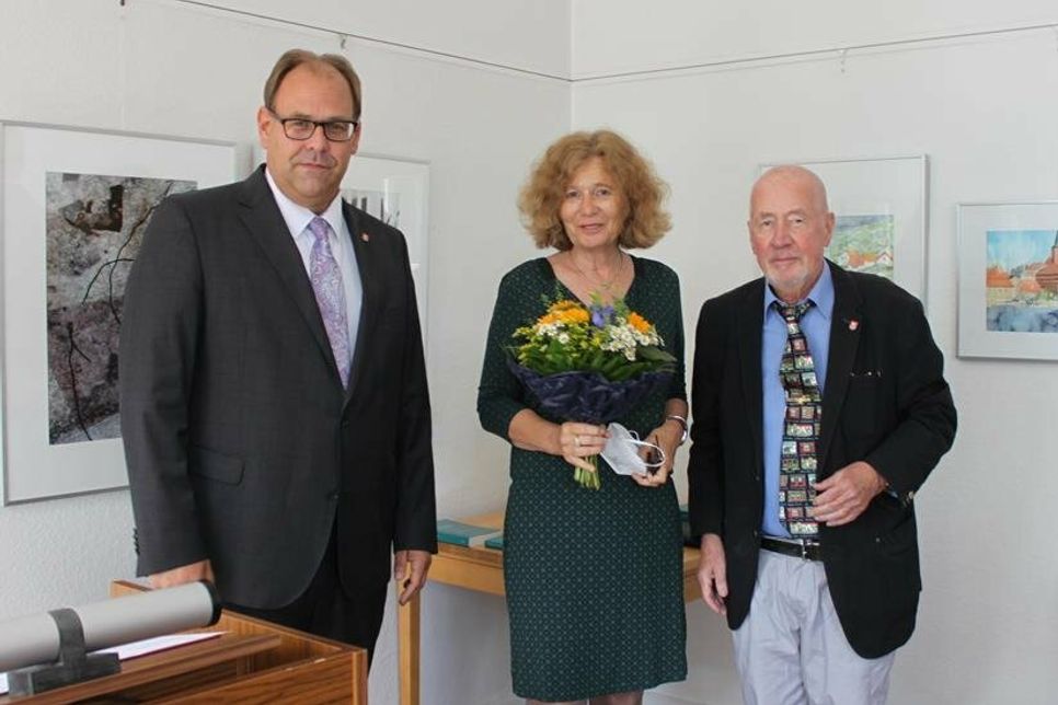 Gisella Hoff-Rottenburg, Tochter des Neustädter Schriftstellers, bei der Nachlass-Vorstellung mit Bürgervorsteher Sönke Sela (re.) und Bürgermeister Mirko Spieckermann.
