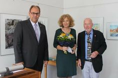Gisella Hoff-Rottenburg, Tochter des Neustädter Schriftstellers, bei der Nachlass-Vorstellung mit Bürgervorsteher Sönke Sela (re.) und Bürgermeister Mirko Spieckermann.