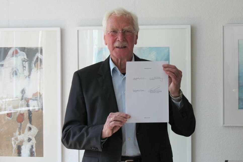 Mit Stolz präsentierte Volker Weber das Dokument über die Neuschaffung des Kay-Hoff-Preises für Literatur und Sprache.