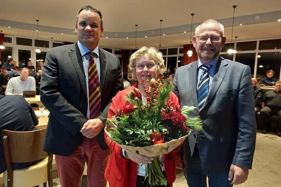 Gratulierten dem neuen Bürgervorsteher Matthias Dammer (re.): Stellvertretende Bürgervorsteherin Mechtild Piechulla und Bürgermeister Mark Burmeister.