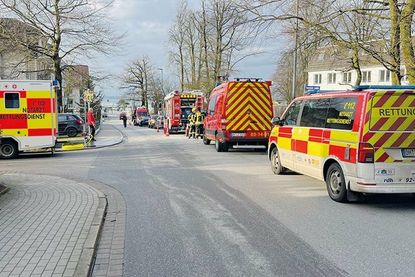 Wegen eines gefährlichen Strandfundes kam es zu einem Großeinsatz in Niendorf: Die Feuerwehr rückte mit dem Löschzug Gefahrgut, Polizei und Rettungsdienst aus.