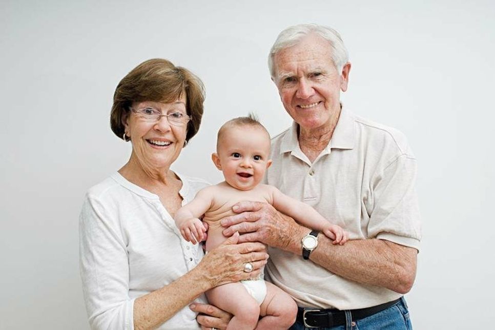 Großeltern schützen mit einer Keuchhustenimpfung nicht nur sich selbst, sondern auch die Kleinsten in der Familie. Foto: djd/GlaxoSmithKline/Getty Images/Image Source